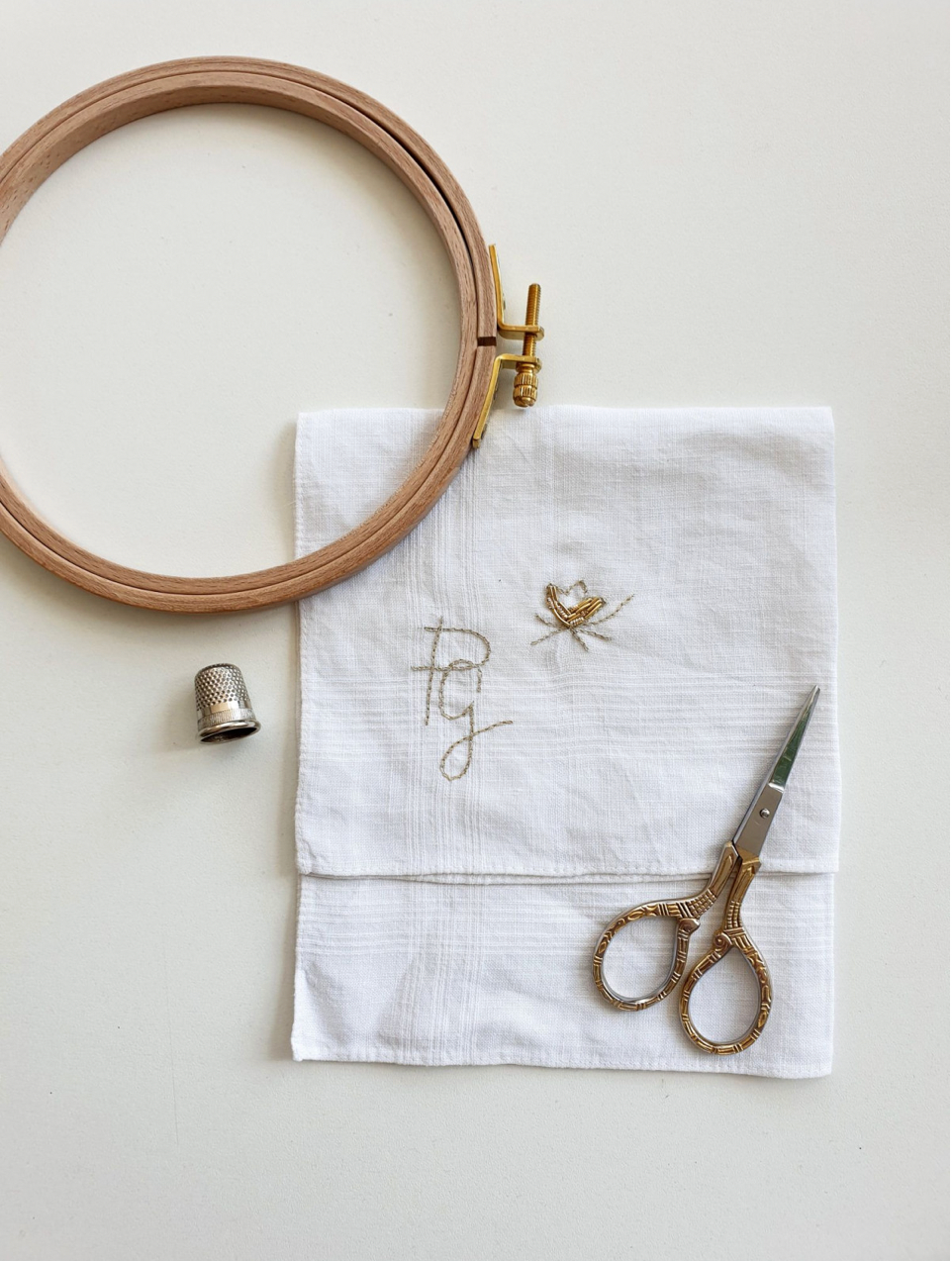 Brodez votre mouchoir en coton au fil d'or - 1h30