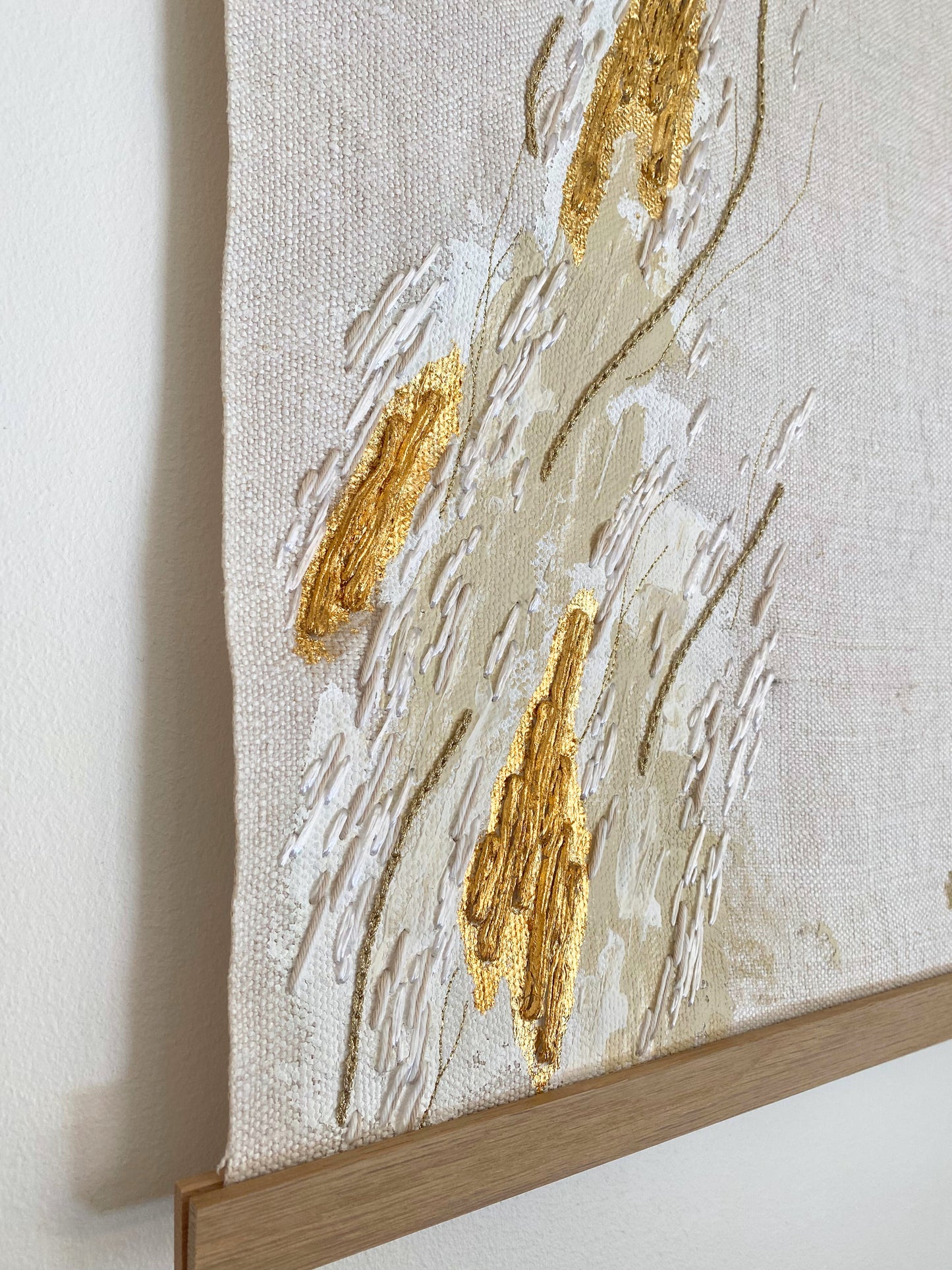 Tenture peinture, feuille d'aluminium, broderie