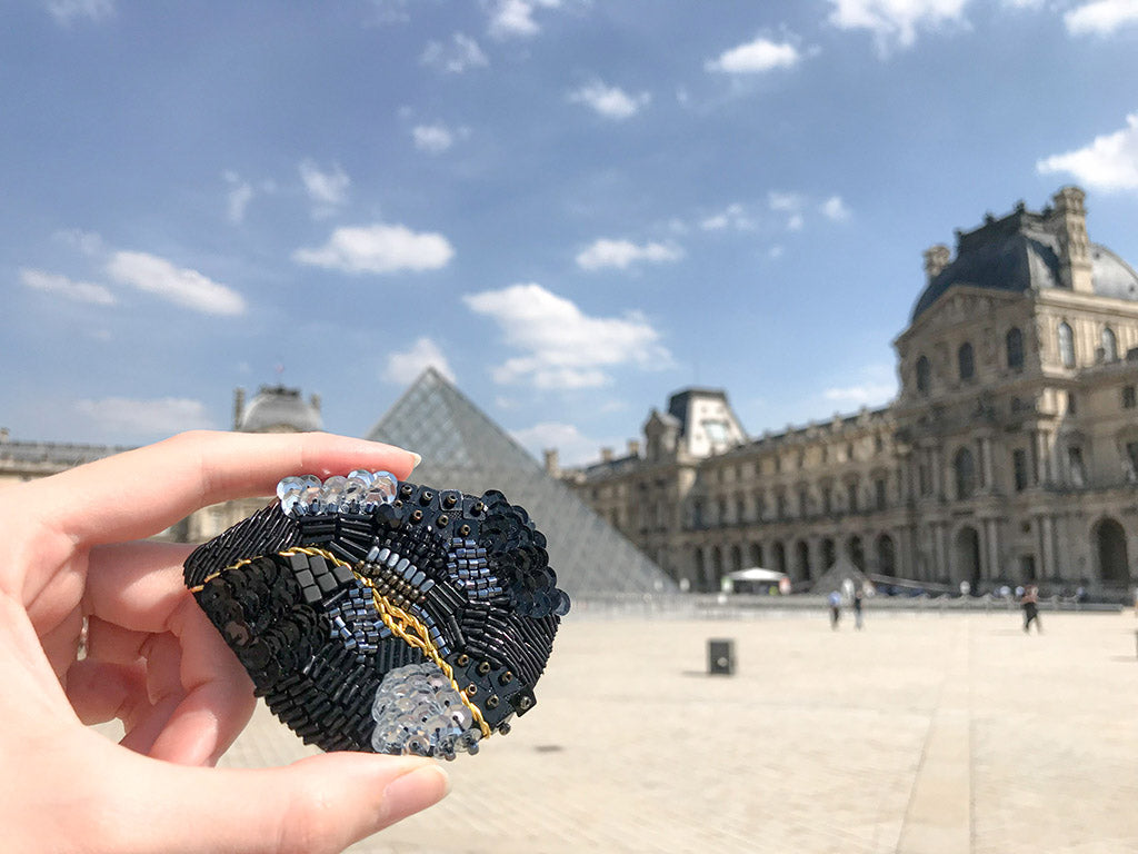 Mise en situation de la broche au Louvre.