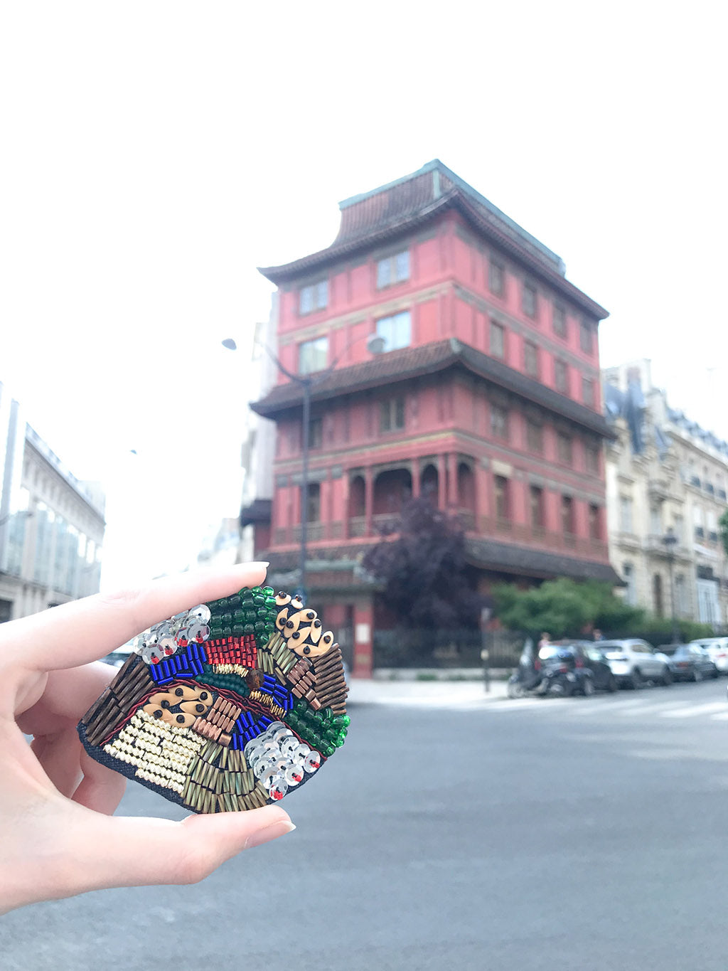 Mise en situation de la broche Paris Cosmopolite dans un endroit de Paris qui l'a représente.