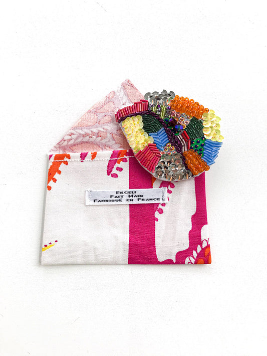 Visuel de la broche Paris Arty avec sa pochette de rangement.