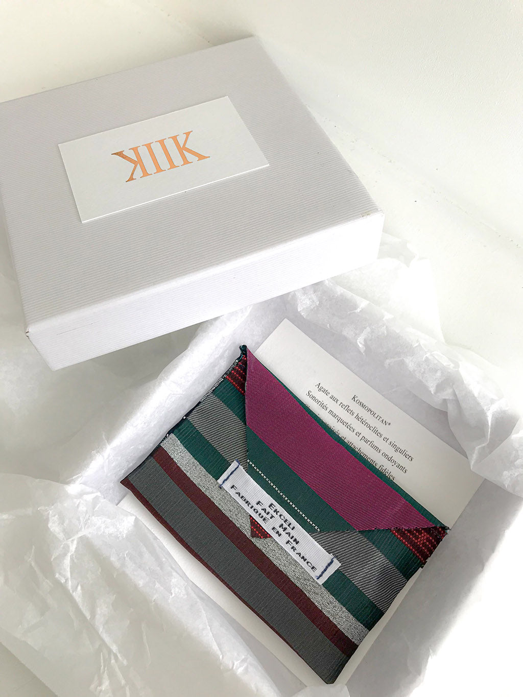 Visuel de la broche Paris Cosmopolite dans son coffret, avec sa pochette de rangement et son certificat d'authenticité.