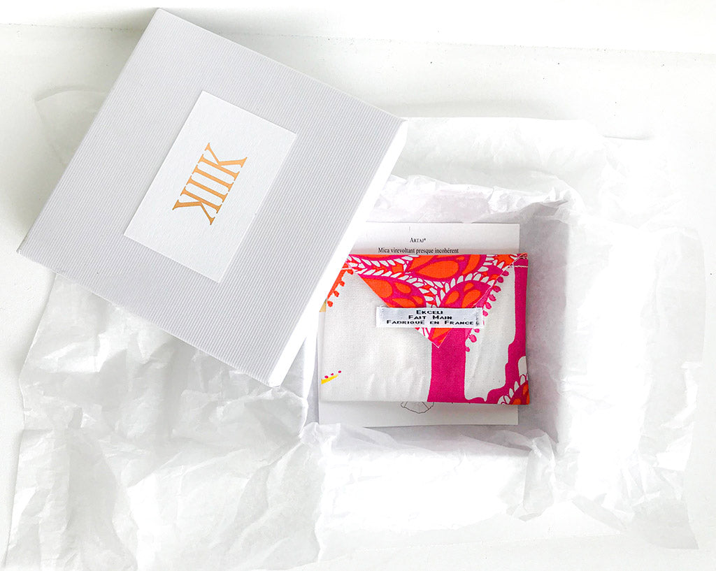 Visuel de la broche Paris Arty dans son coffret et dans sa pochette de rangement.