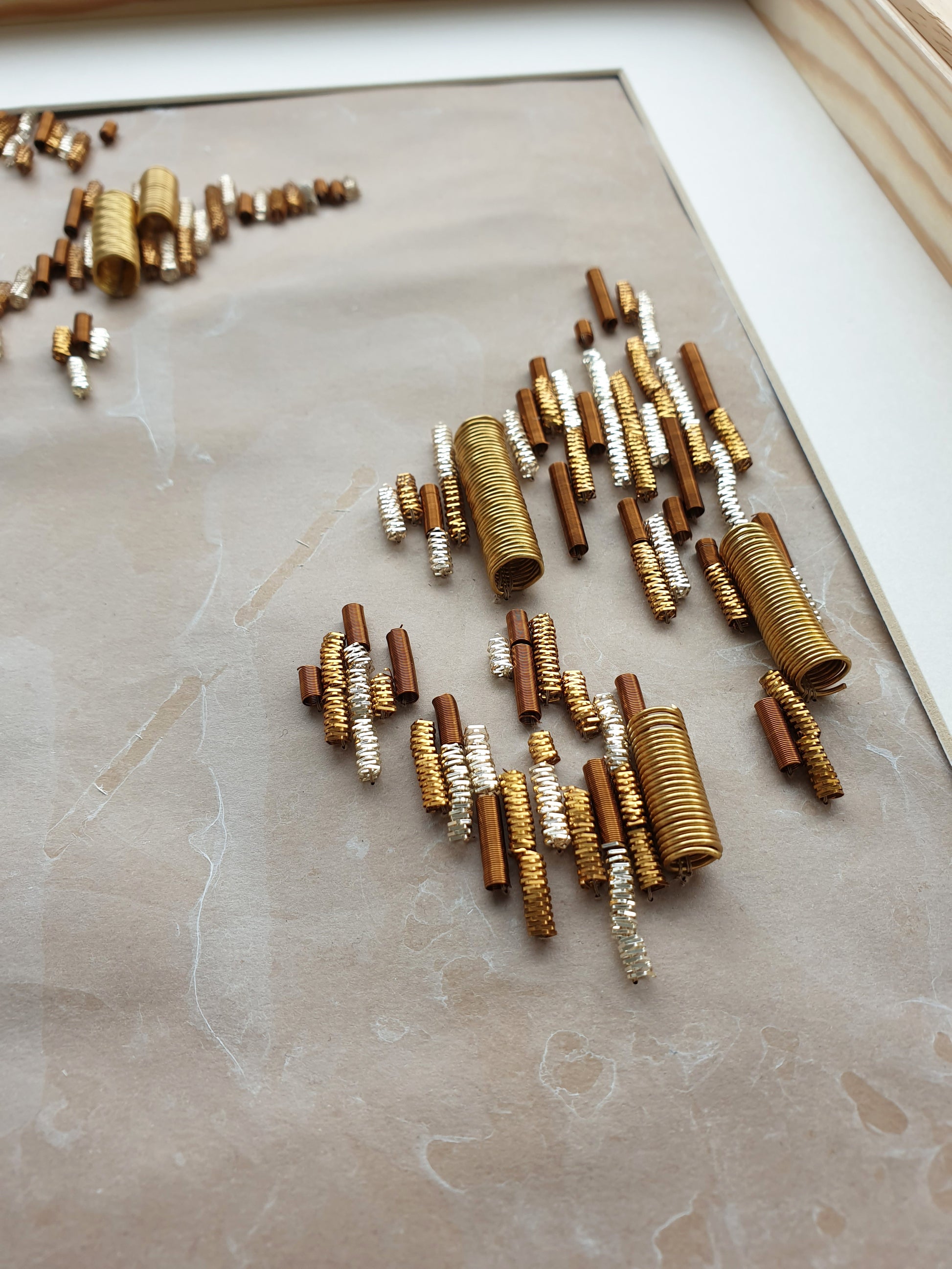 Vue générale de l'oeuvre "A Flanc de Falaises" : Toile légèrement marbré brodée main avec une multitude de fournitures métalliques (cannetilles doré, argenté, cuivré)