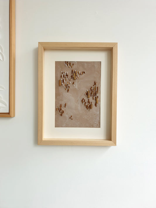 Vue générale de l'oeuvre "A Flanc de Falaises" : Toile légèrement marbré brodée main avec une multitude de fournitures métalliques (cannetilles doré, argenté, cuivré)