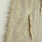 Zoom sur l'oeuvre nommée L'arbre d'or. Tissage métallique et broderie main de cannetilles doré, par touche.