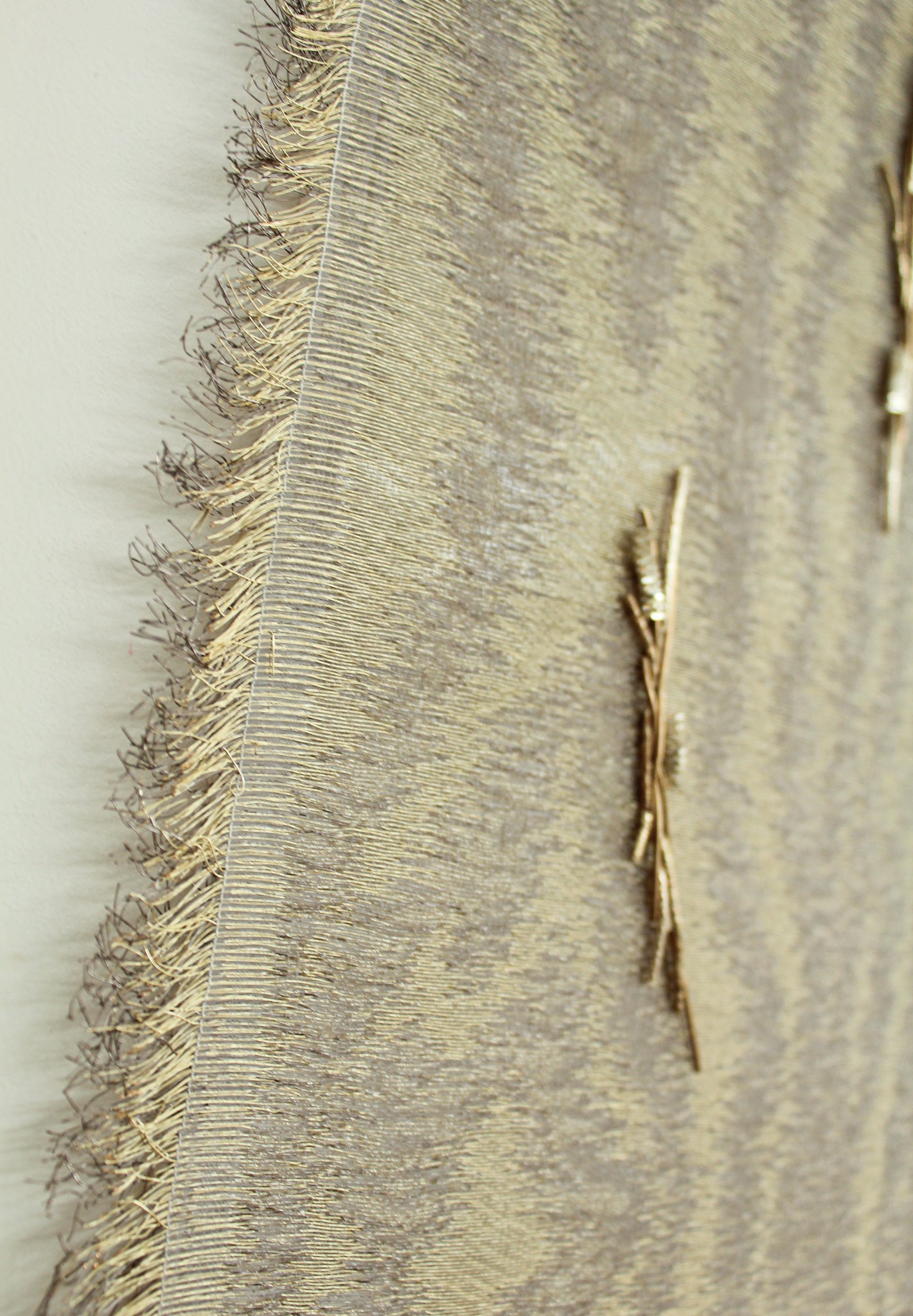 Zoom sur l'oeuvre nommée L'arbre d'or. Tissage métallique et broderie main de cannetilles doré, par touche.