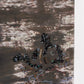 Zoom sur les détails de l'oeuvre Basa Basalt. Toile marbré et broderie main avec des fournitures métalliques et perles.