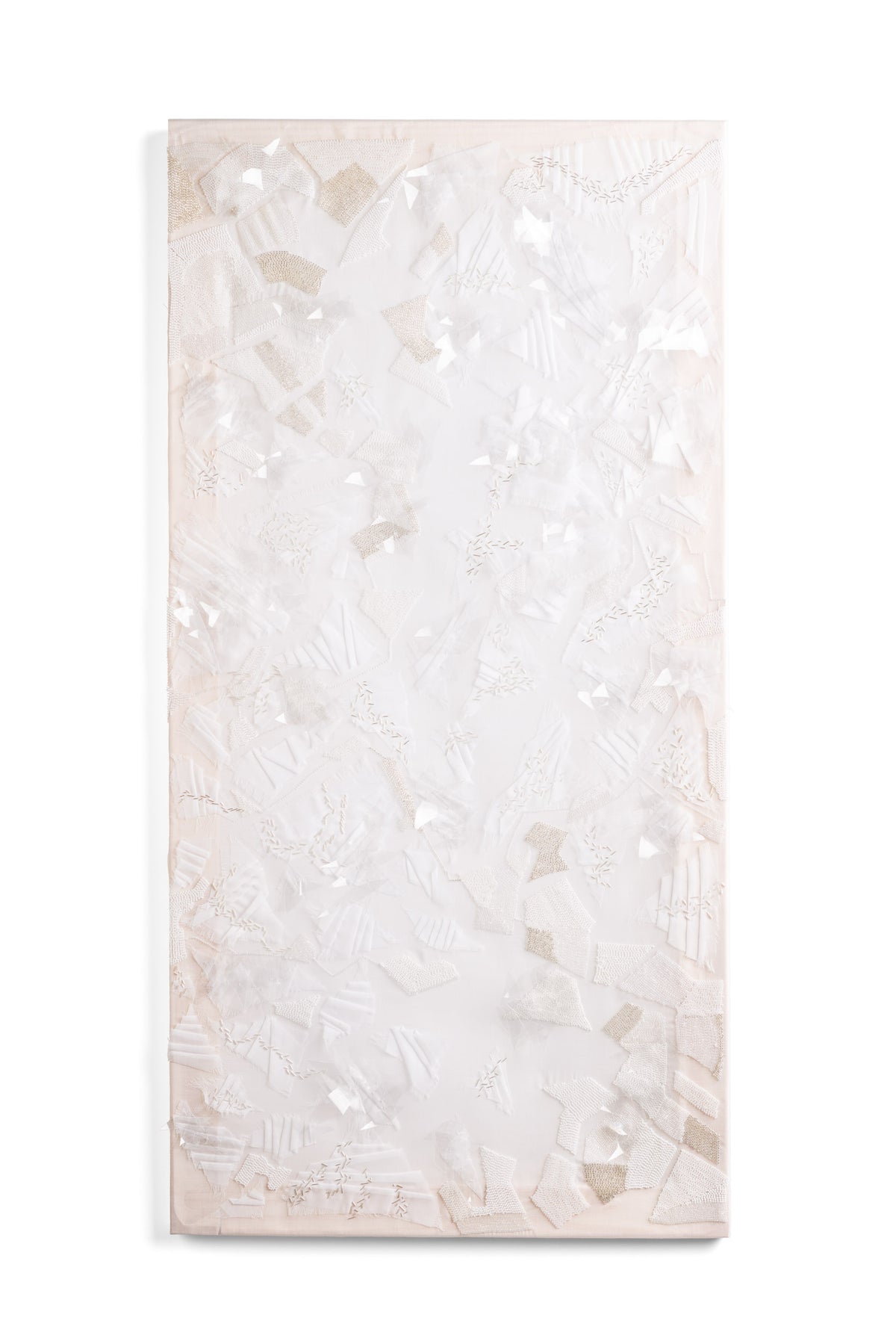 Zoom sur l'oeuvre Opalin. Toile blanche vêtue d'une multitude de fournitures de couleur blanches.