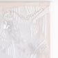 Zoom sur l'oeuvre Opalin. Toile blanche vêtue d'une multitude de fournitures de couleur blanches.