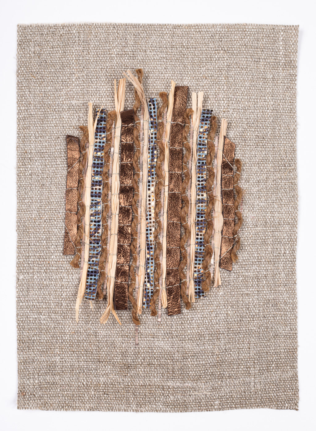 Zoom sur l'oeuvre nommée Bulla de Marie Berthouloux. Toile sur chanvre brodée main d'une multitude de fournitures : corde coco, lame, cuir, raphia