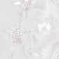 Zoom sur l'oeuvre Opalin. Toile blanche vêtue d'une multitude de fournitures de couleur blanches.